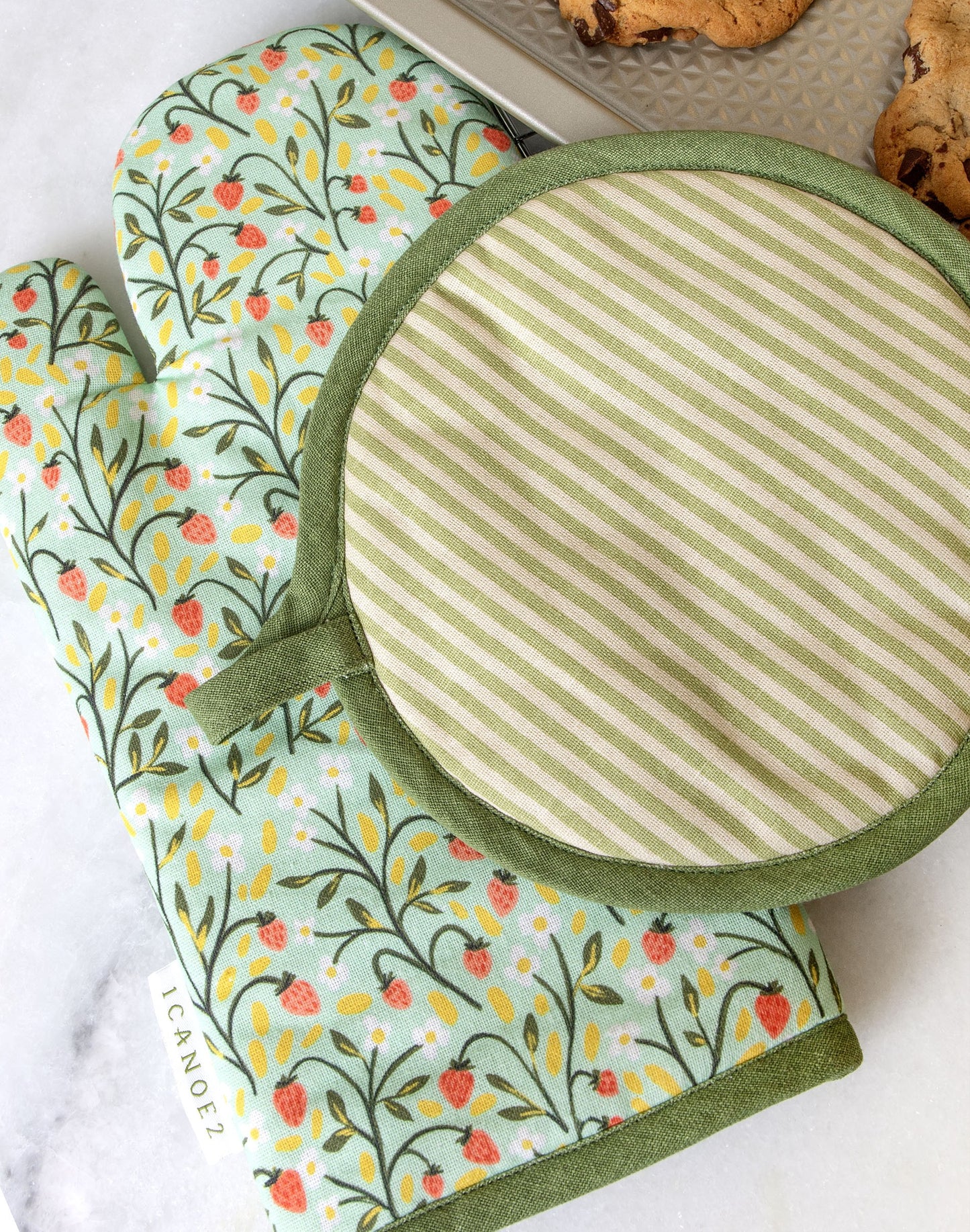 Strawberry Meadow Pot Holder Set