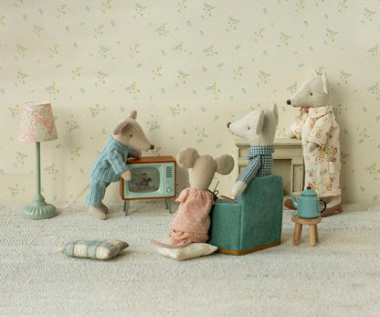 Grandma & Grandpa Mice in Cigarbox