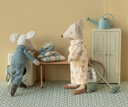 Grandma & Grandpa Mice in Cigarbox