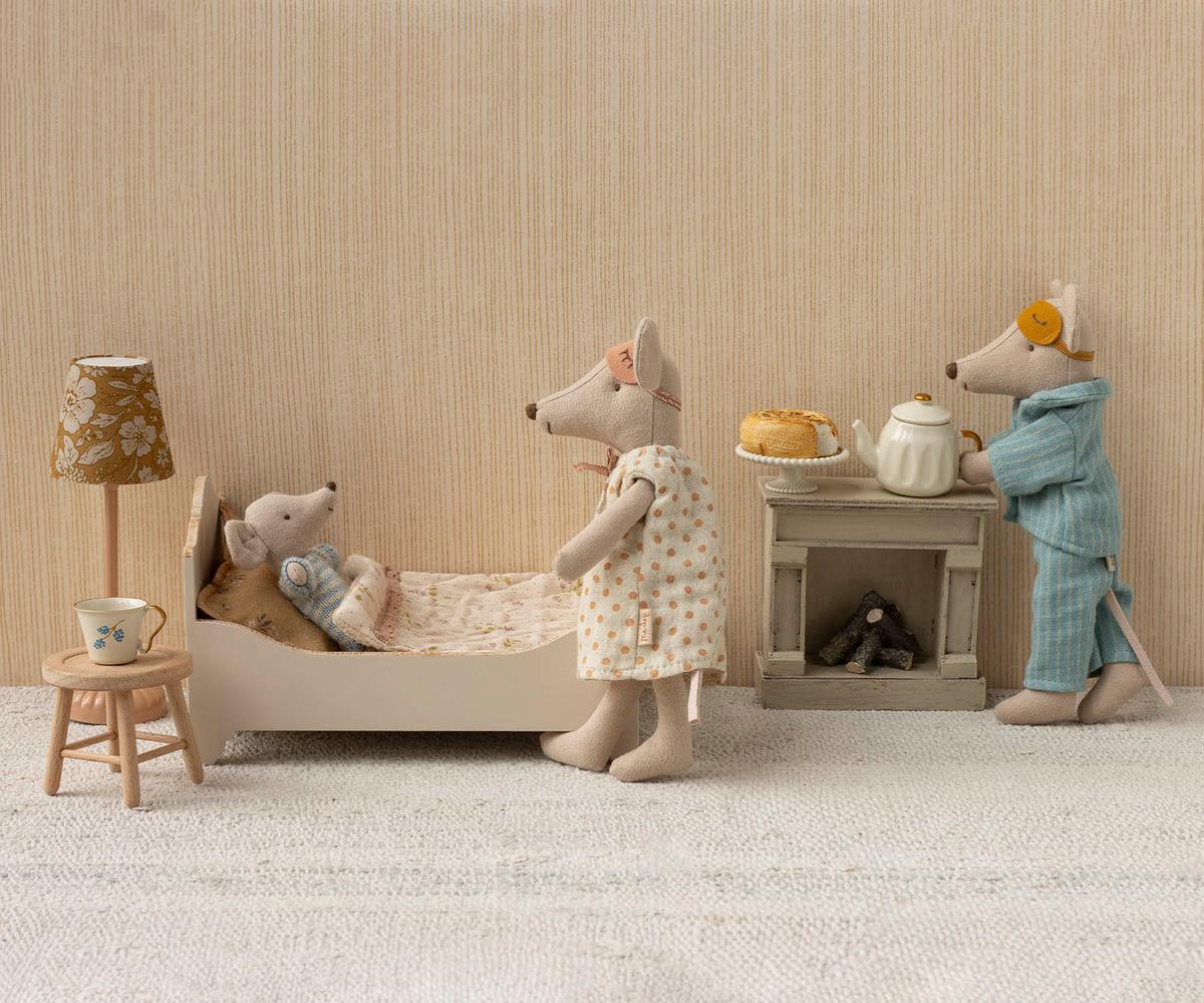 Mum & Dad Mice in Cigarbox